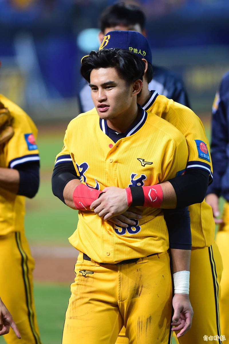 岳東華敲致勝安打。（記者廖耀東攝）