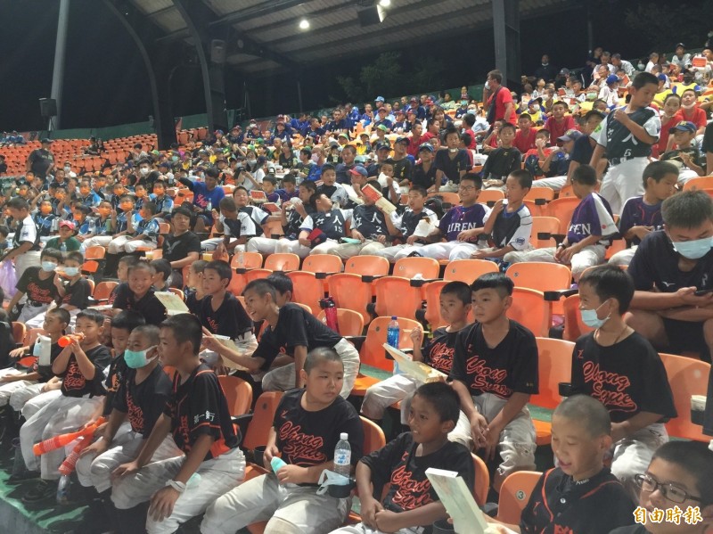 今天統一獅邀22支三級棒球隊選手進場觀看獅猿戰。（記者羅志朋攝）