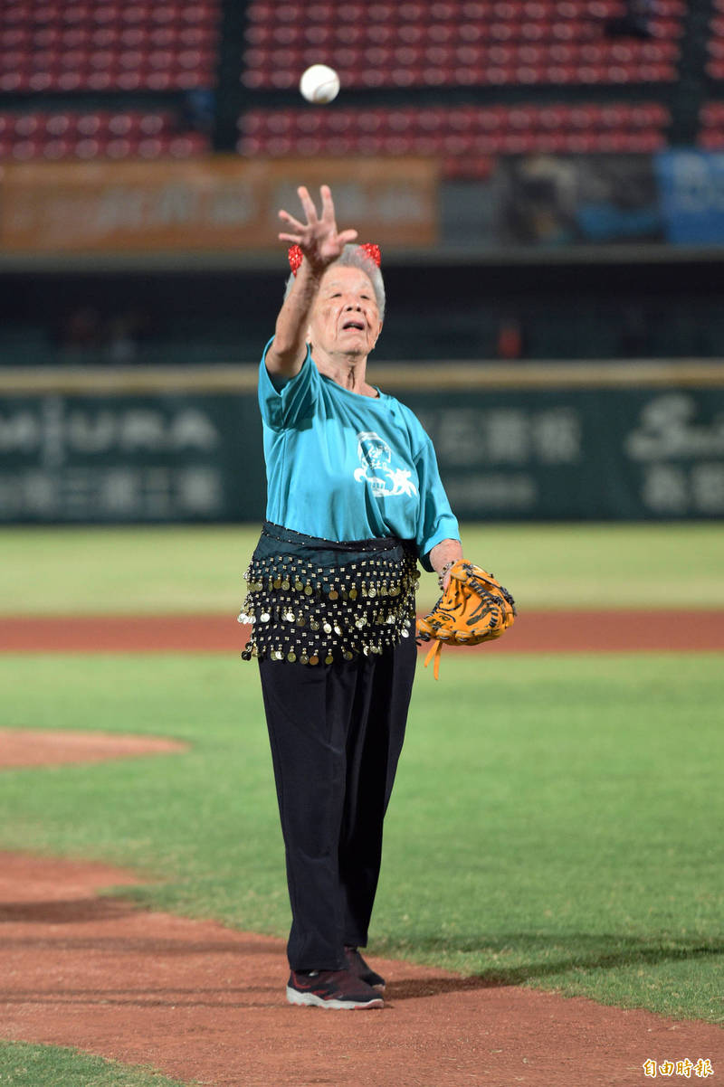 高齡91歲的陳李惠美擔任開球嘉賓。（記者張忠義攝）