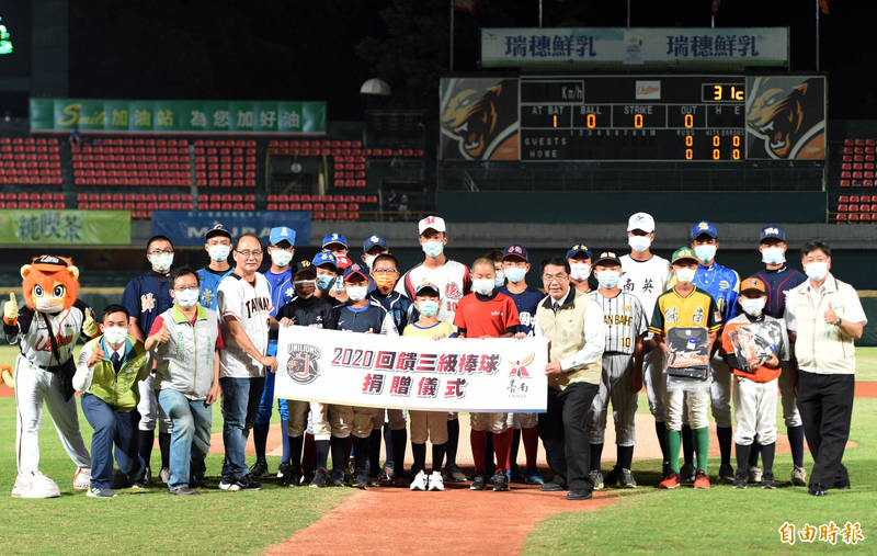 統一獅針對台南地區三級棒球共22所學校，捐贈運動練習TEE、球帽等相關資源，提供基層棒球幫助。（記者張忠義攝）