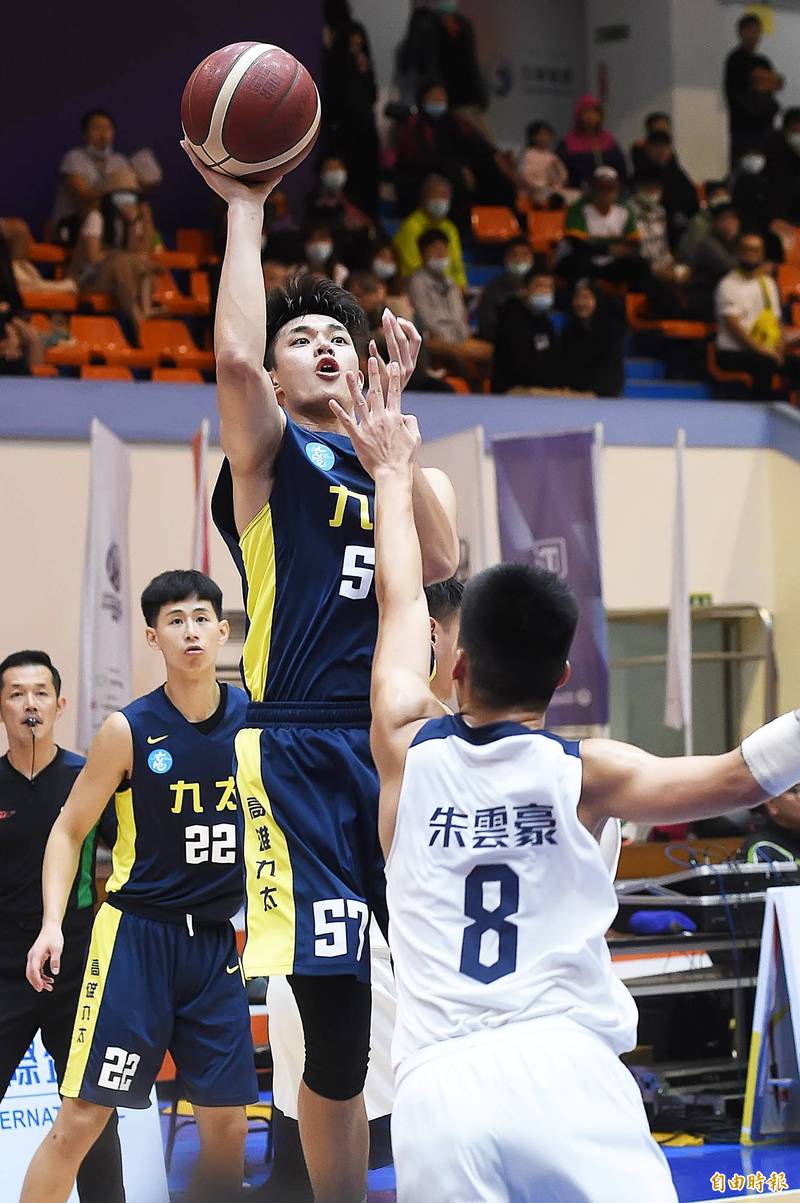 九太科技吳曉謹（中）攻下全隊最高15分。（記者陳志曲攝）