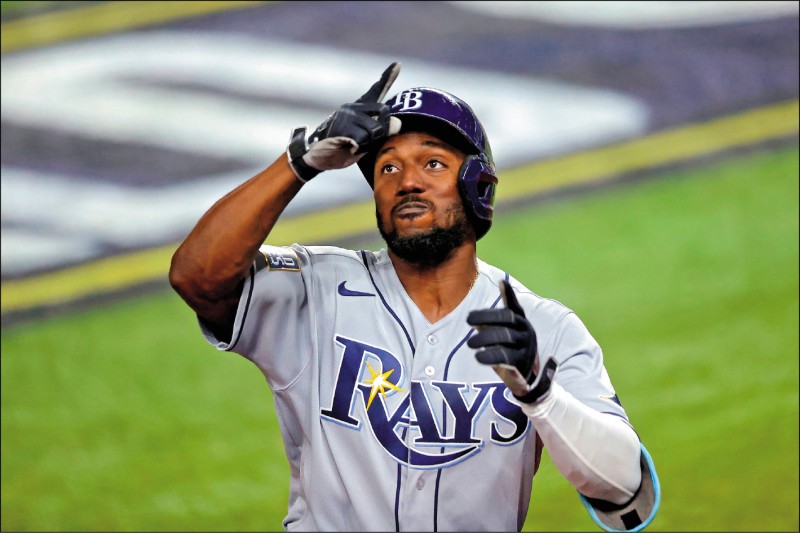 光芒阿羅薩雷納今年季後賽打出破紀錄10轟，讓年初交易他的紅雀好嘔。（資料照，法新社）