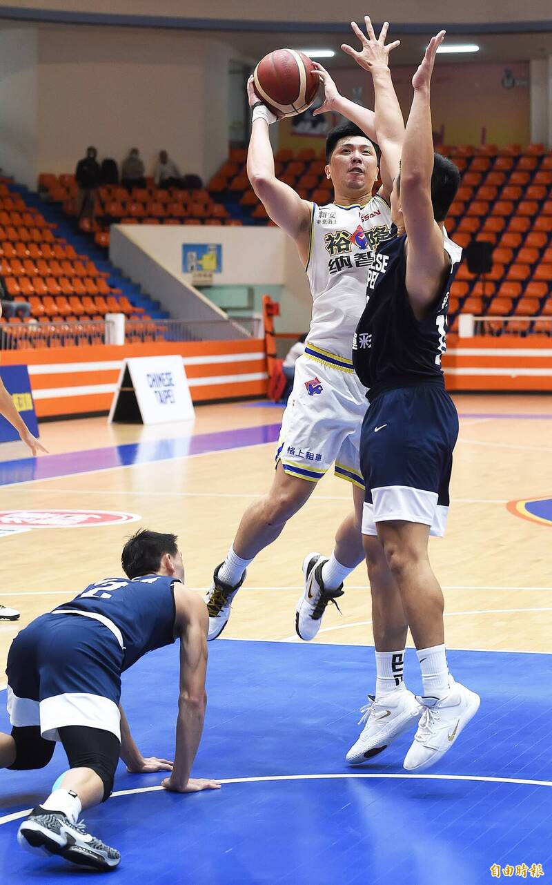 台灣白魏嘉豪（左）守不住裕隆納智捷林宜輝（中），還要靠隊友補防。（記者陳志曲攝）