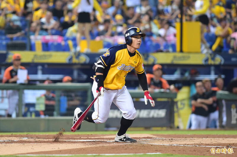 周思齊長打開啟攻勢。（記者廖耀東攝）