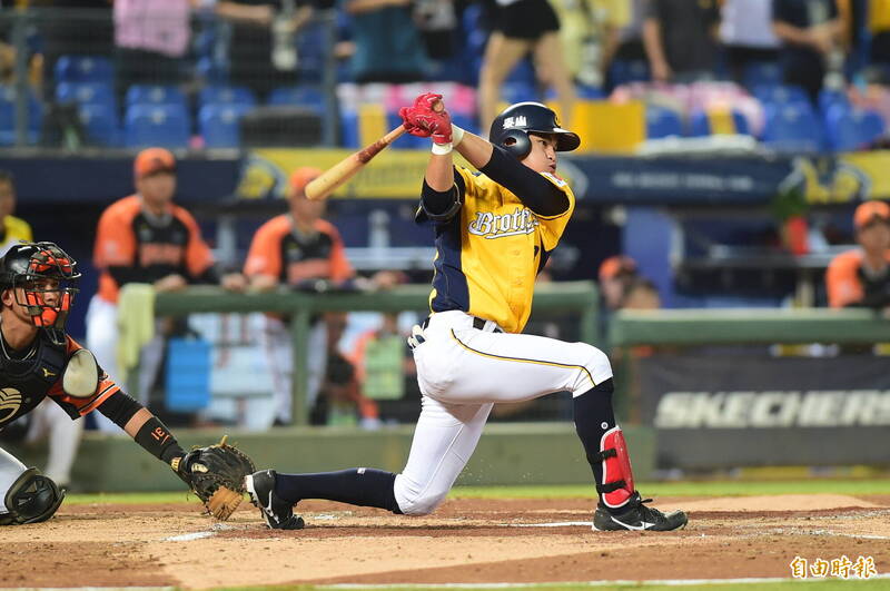 岳東華兩分砲。（記者廖耀東攝）