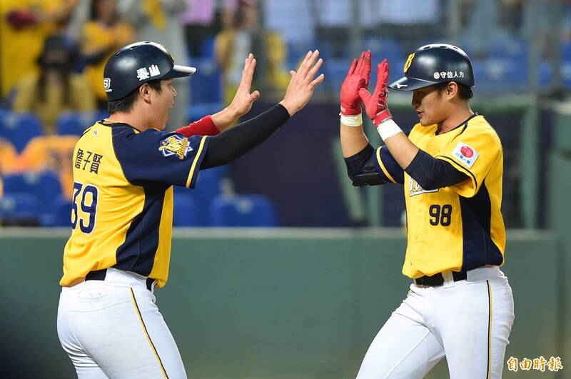 岳東華兩分砲。（記者廖耀東攝）