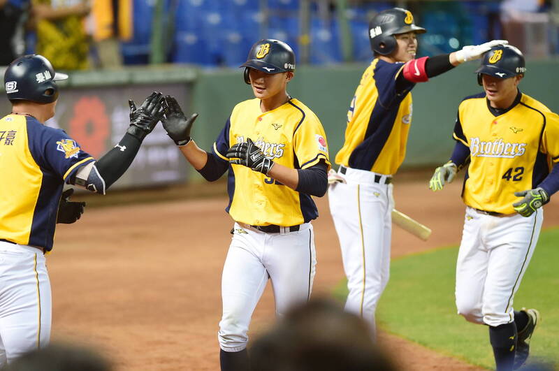 岳政華兩分砲。（記者廖耀東攝）