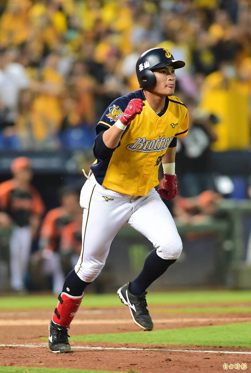 岳東華、岳政華合寫紀錄，史上首次兄弟同局開轟。（記者廖耀東攝）