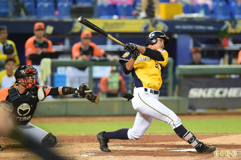 岳政華兩分砲。（記者廖耀東攝）