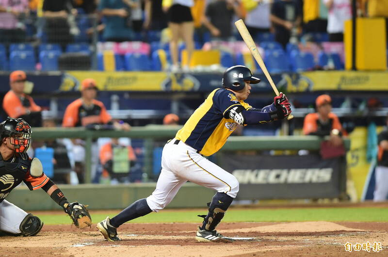 陳家駒安打，送回江坤宇。（記者廖耀東攝）