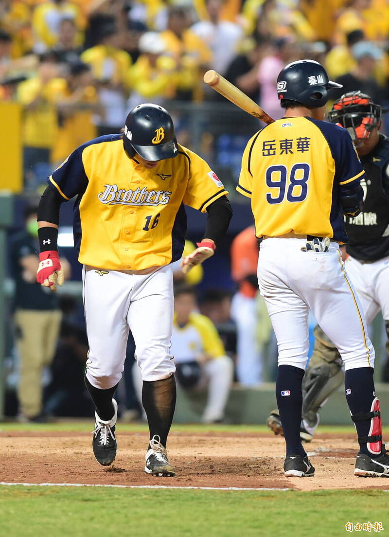 周思齊打岳東華屁股。（記者廖耀東攝）