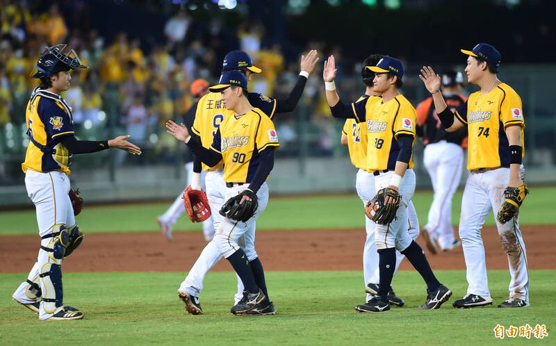 兄弟以9：1大勝，前兩戰追成平手。（記者廖耀東攝）