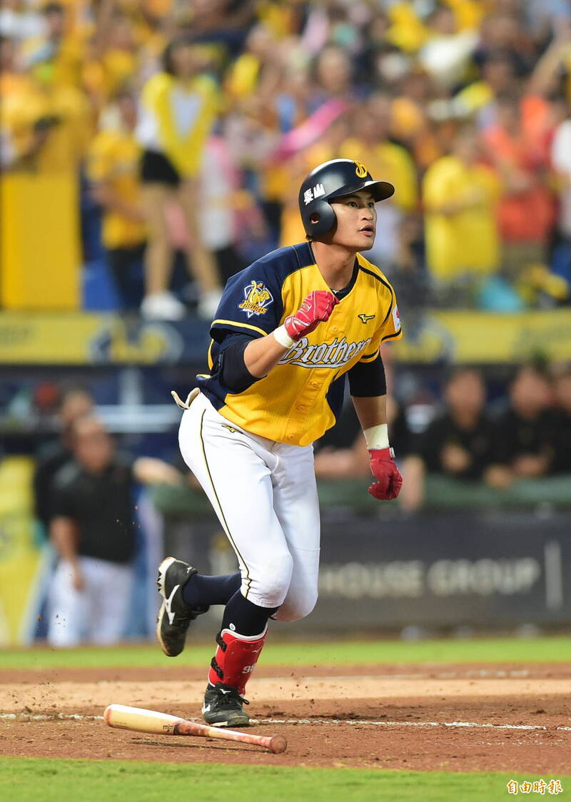 岳東華兩分砲。（記者廖耀東攝）