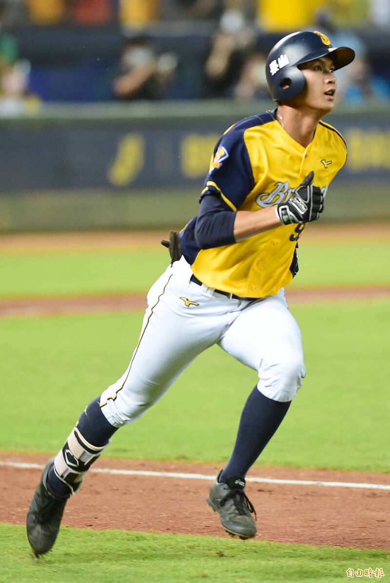 岳東華、岳政華合寫紀錄，史上首次兄弟同局開轟。（記者廖耀東攝）