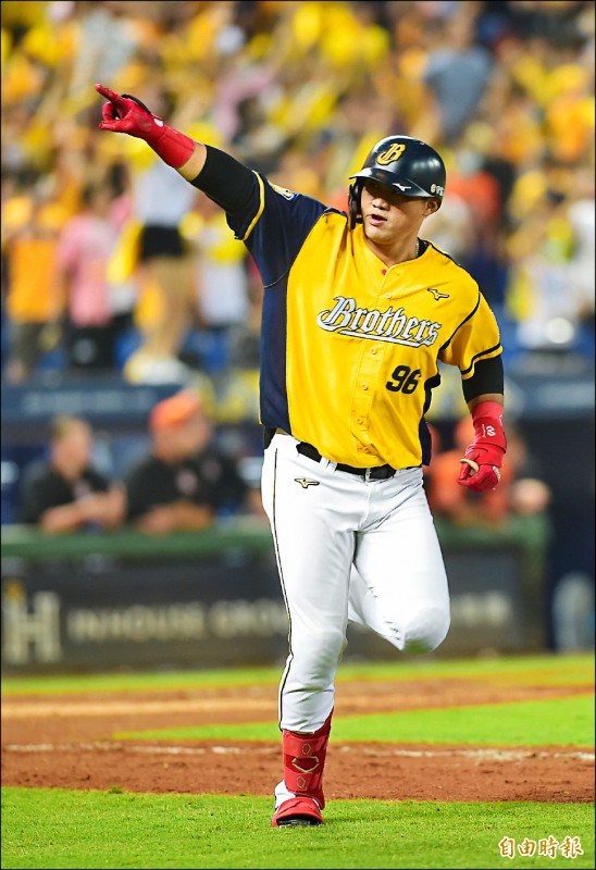 蘇緯達昨8下代打，敲出個人台灣大賽首轟，這支3分彈也助兄弟拉開比數。（記者廖耀東攝）