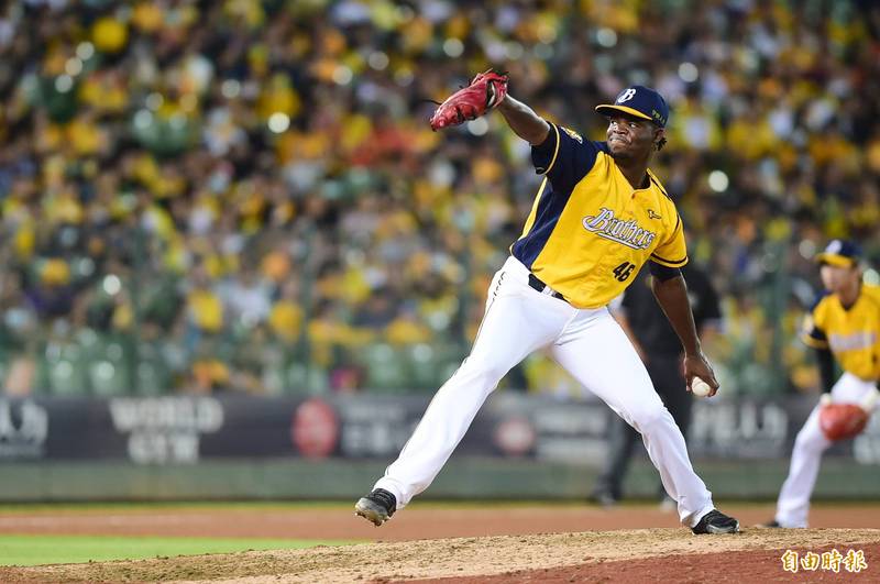 中信兄弟先發投手德保拉主投8局，奪9Ｋ。（記者廖耀東攝）