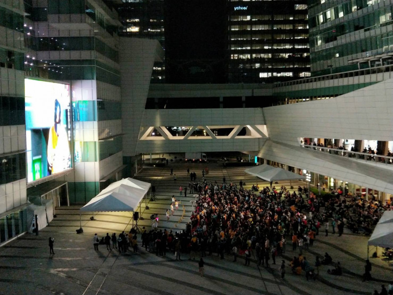 數百名北部象迷週二晚在南港中信園區觀看大螢幕轉播。（讀者提供）