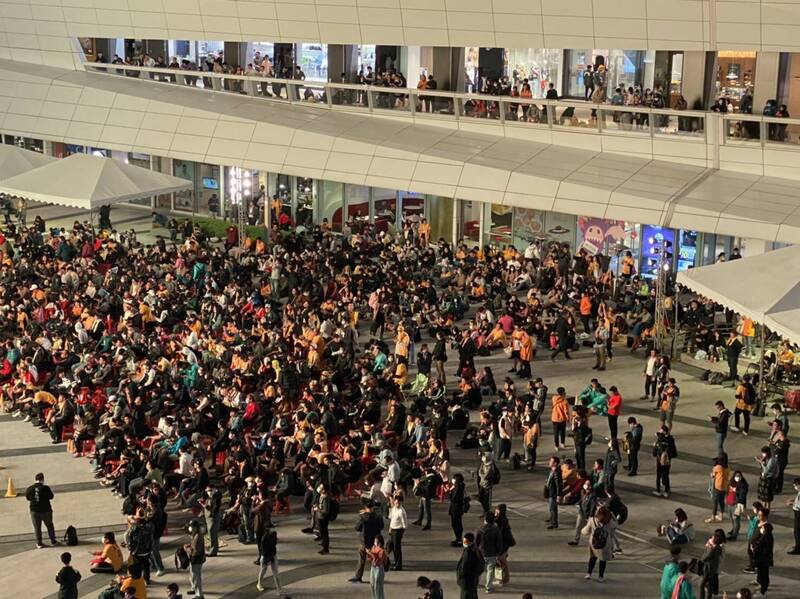 數百名北部象迷週二晚在南港中信園區觀看大螢幕轉播。（讀者提供）