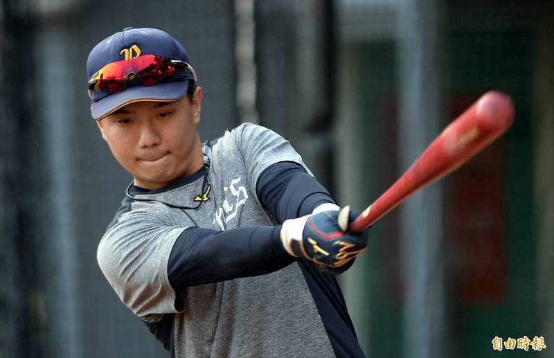 江坤宇賽前練打。（記者林正堃攝）