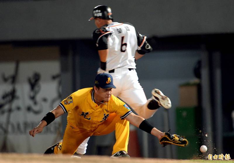 兄弟單局出現2次守備失誤。（記者林正堃攝）
