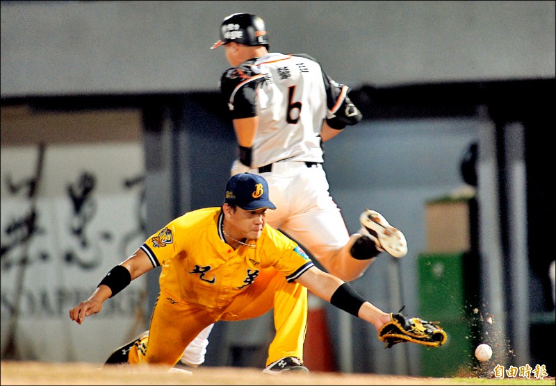5局下兄弟三壘手王威晨守備失誤，獅隊打者唐肇廷（右）順利上壘。（記者林正堃攝）