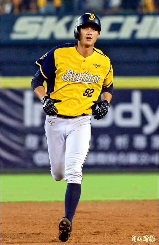 兄弟游擊手江坤宇和中外野手岳政華（見圖）守備美技連發，成為台灣大賽討論度最高的球員。（資料照，記者林正堃攝）