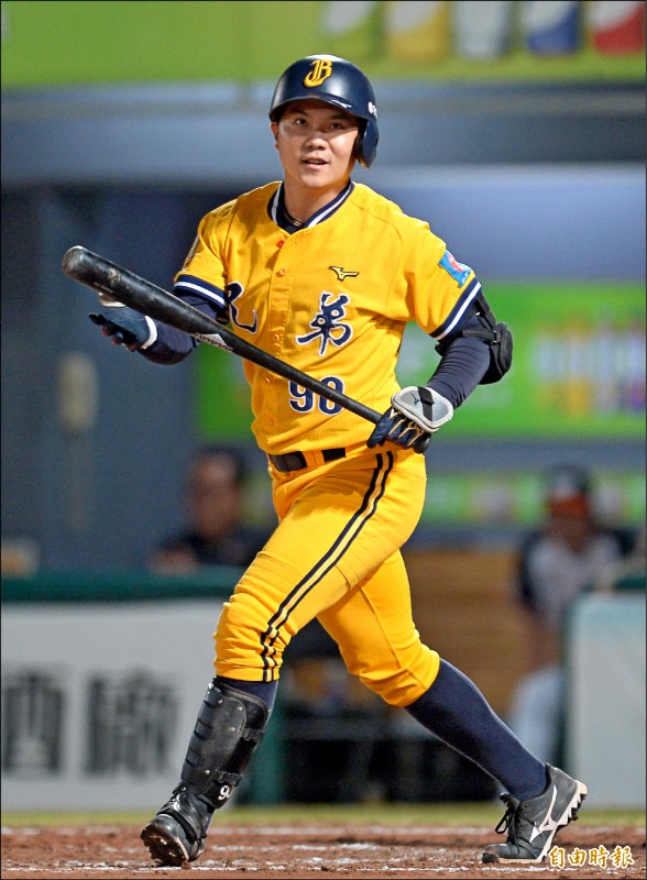 兄弟游擊手江坤宇（見圖）和中外野手岳政華守備美技連發，成為台灣大賽討論度最高的球員。（記者林正堃攝）