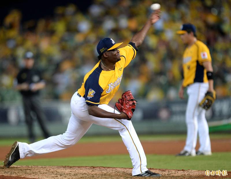 中信兄弟先發投手德保拉。（資料照，記者林正堃攝）