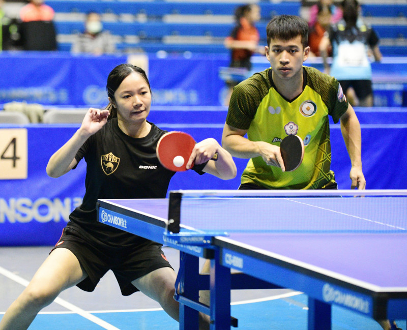 台灣體大組合廖振珽（右）/林家瑄，首度合拍就奪下全國冠軍。（桌協提供）
