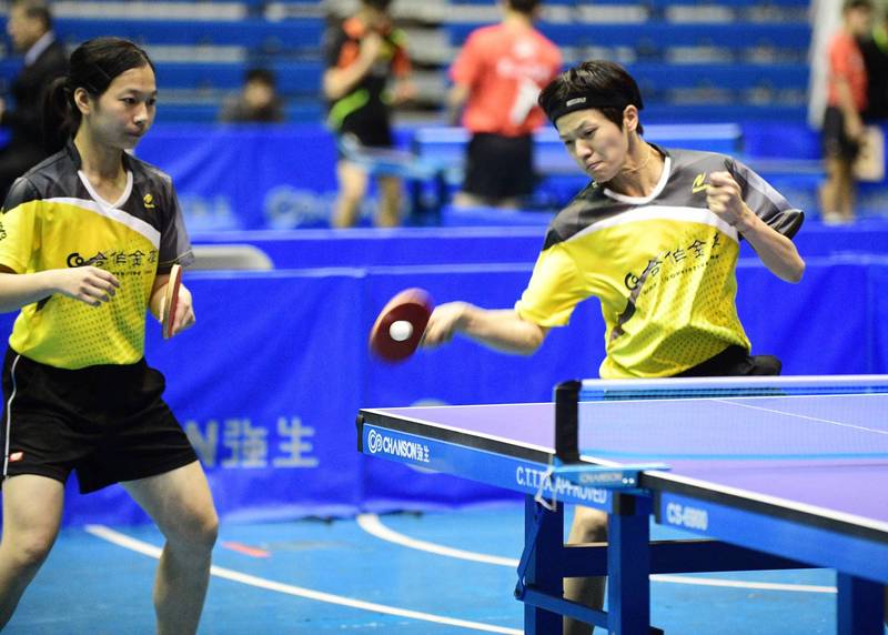 合庫黃怡樺（右）和小師妹洪可珊獲得女雙亞軍。（桌協提供）