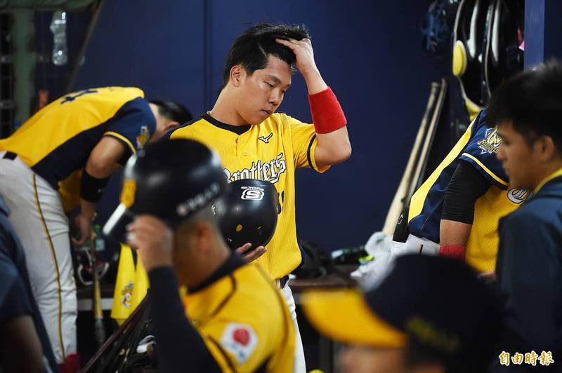 兄弟再度奪亞軍，詹子賢（中）露出落寞神情。（記者陳志曲攝）