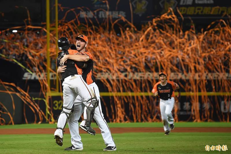 統一獅布雷克（中）上場救援，成功關門，開心與捕手林祐樂（左）開心擁抱。（記者陳志曲攝）