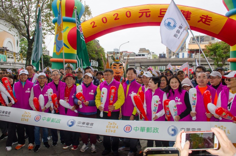 每年元旦健走，圓山捷運站花博廣場總是人聲鼎沸、充滿歡樂。（希望基金會提供）
