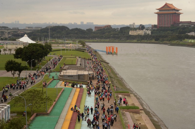 新年第一天，就從風景宜人的步道完成萬步健走，別具意義。（希望基金會提供）