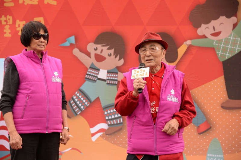 「台灣老頑童」林友茂（右），連續3年參加元旦健走。（希望基金會提供）