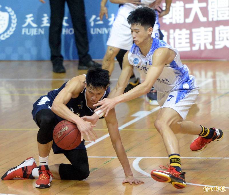 中原劉光尚趁文化周承睿滑倒伺機搶球。（記者林正堃攝）