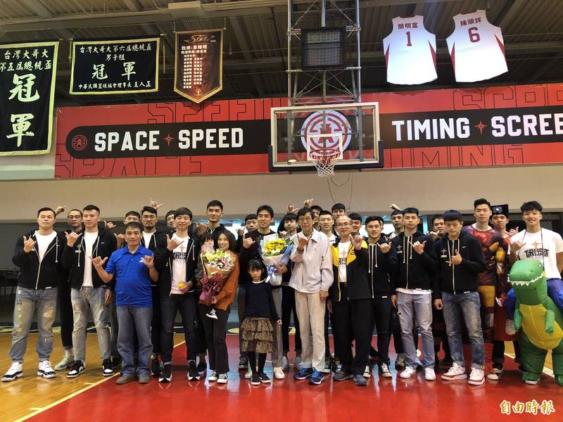 台銀今為陳順詳舉辦退役儀式。（記者林岳甫攝）