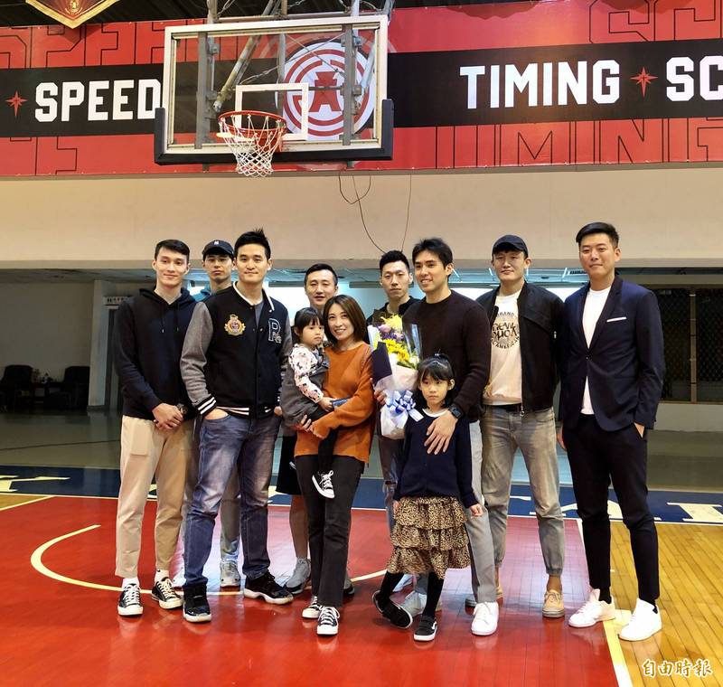 台銀今為陳順詳舉辦退役儀式。（記者林岳甫攝）