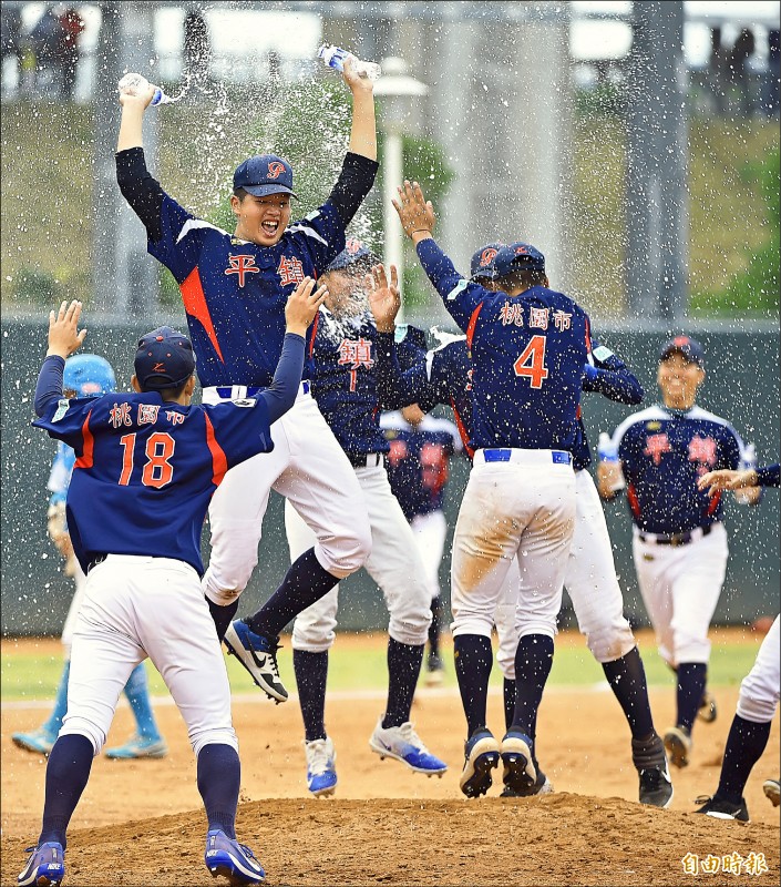 平鎮高中擊敗穀保家商拿下黑豹旗全國高中棒球大賽冠軍，球員衝到場上開心慶祝。（記者陳志曲攝）