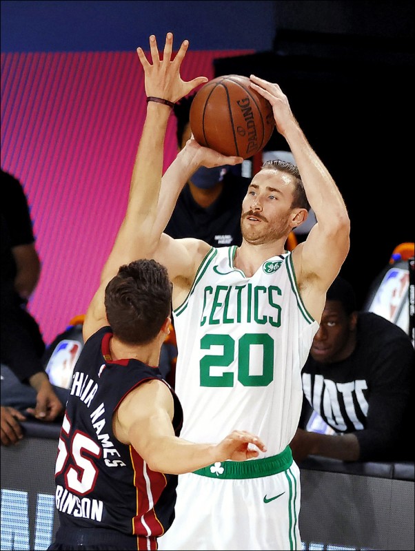 塞爾提克將海沃德（右）交易至黃蜂。（資料照，法新社）