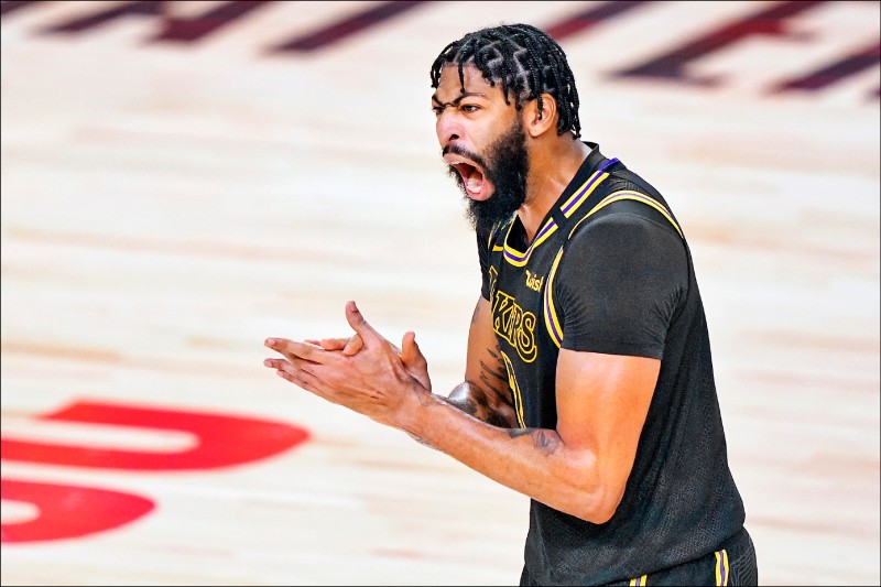 自由球員A.戴維斯近日將與湖人高層見面，目前經紀公司提出3大方案，共商新合約內容。（資料照，美聯社）