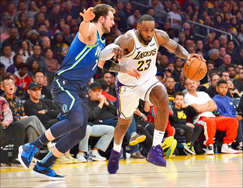 湖人耶誕大戰將在洛城主場迎戰獨行俠，上演詹姆斯（右）與東契奇的老少對決戲碼。（資料照）