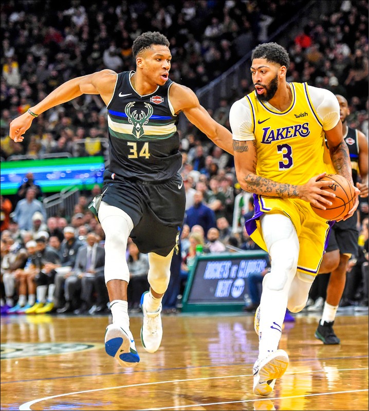 亞德托昆波（左）公開表示想與A.戴維斯當隊友。（資料照）