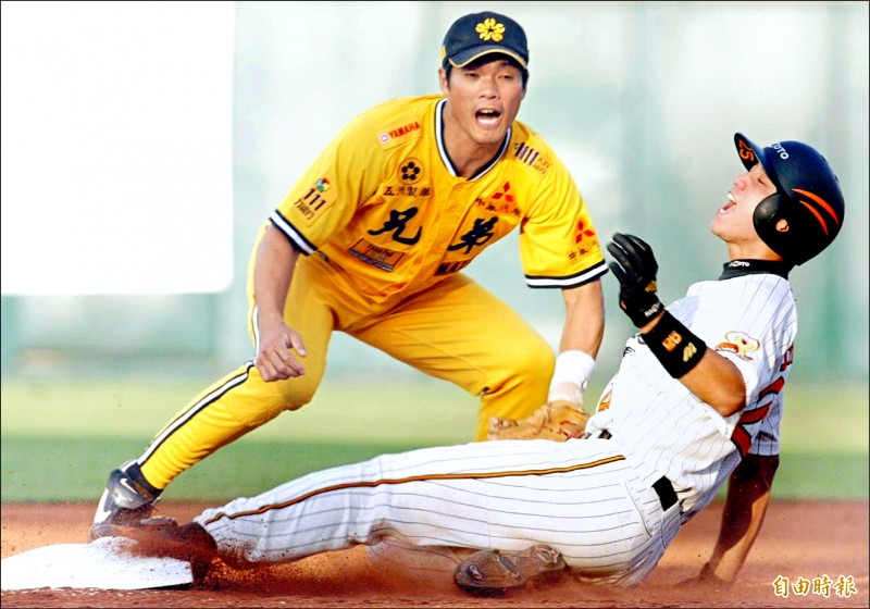 陳瑞振（左）球員時期以守備見長，曾獲二壘手和游擊手金手套獎，以及游擊手最佳九人獎。圖為2004年比賽畫面，陳瑞振刺殺衝向二壘的誠泰丘昌榮。（資料照）