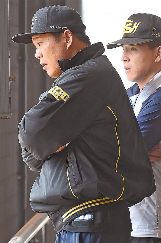 陳瑞振（左）回歸中職，將出任富邦悍將二軍首席教練。（資料照）