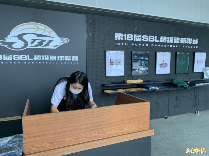 ＳＢＬ球場內販售各隊商品的攤位（記者吳孟儒攝）
