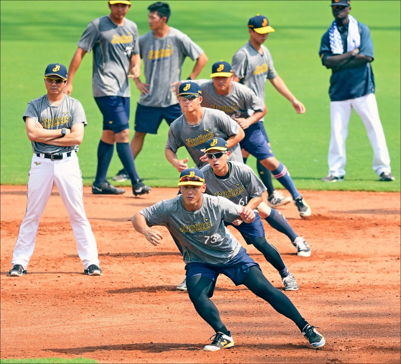 中信兄弟二軍總教練林威助（左）治軍嚴謹重態度，風格被形容為「舉頭三尺有威助」。（資料照）