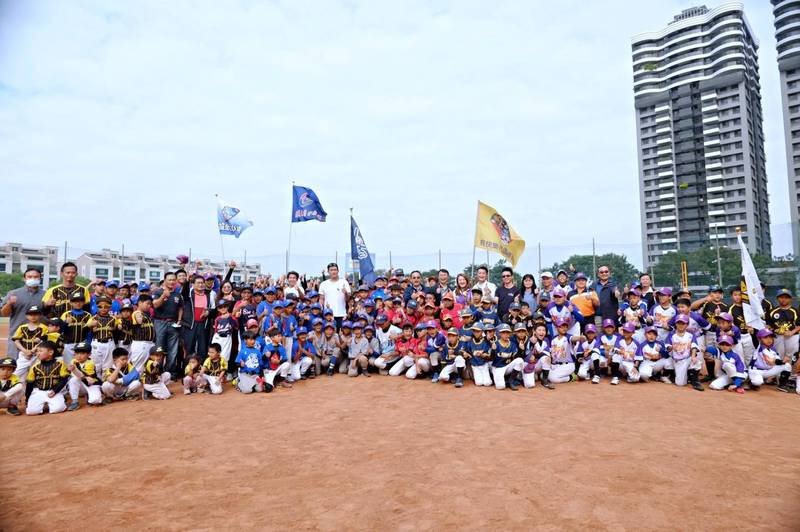 第一屆橋仔頭盃社區棒球賽熱鬧開打。（何信標提供）