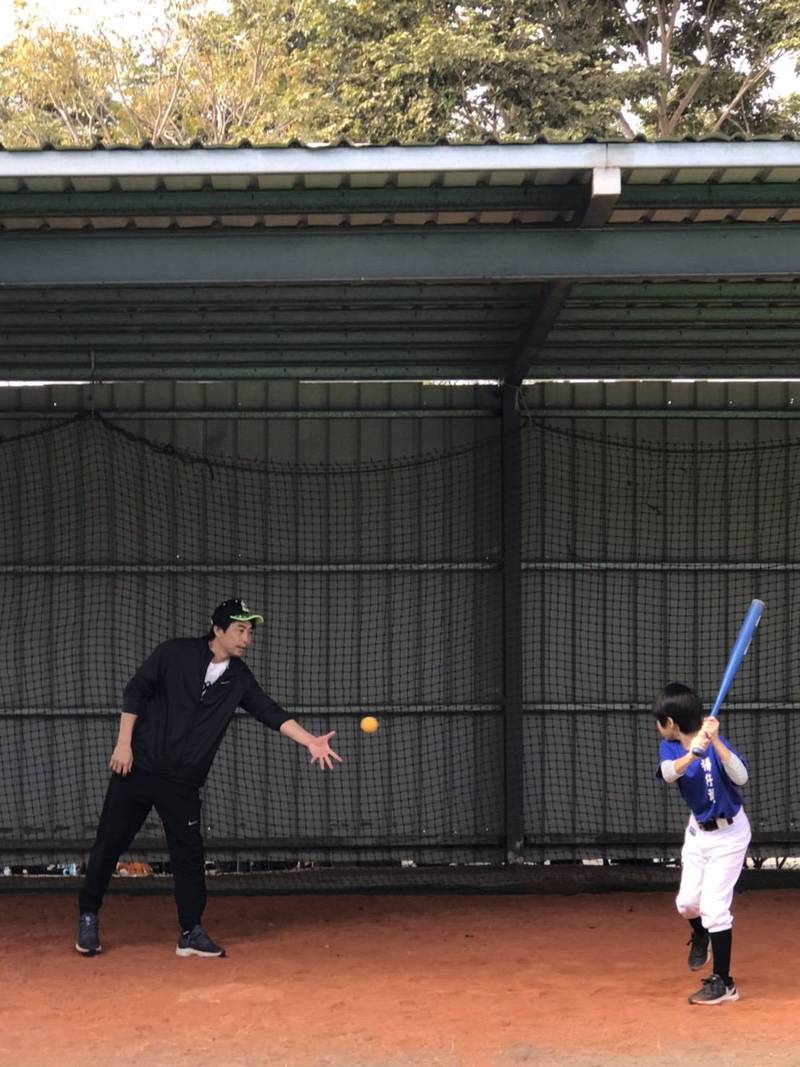 獅隊總教練林岳平8歲的小兒子林楷晏參加迷你組賽事，今天擊出2支安打且有外野接殺美技。（何信標提供）