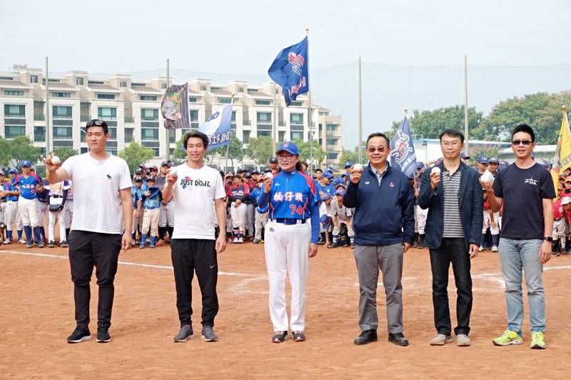 第一屆橋仔頭盃社區棒球賽，今天在高雄市橋頭區國慶青埔棒球場熱鬧開打。（何信標提供）